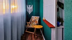 Balkon jako místo, ne skladiště: 3 promyšlené proměny pro relax, kočku i minitělocvičnu