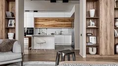 Proč je to krásné: kuchyně s obývacím pokojem v béžových tónech s kovovými akcenty