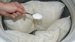 Žlutý nádech zmizí jako kouzlem: stačí 1 lžíce – a polštáře budou zářivě bílé