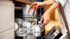 Proč myčka nechává šmouhy a zbytky jídla: pár detailů při skládání a nastavení, které dělá rozdíl