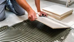 Stačí pár milimetrů a koupelna působí lacině: postup, jak si předem rozvrhnout obklady a dořezy