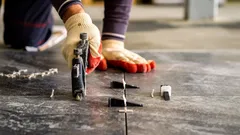 Jak správně položit dlažbu na podlahu: jednoduchý návod pro začátečníky