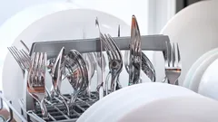 Měly by být příbory v myčce špičkou nahoru nebo dolů – a záleží na tom vůbec?