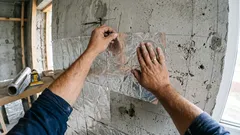 Lidé začali lepit alobal na stěny: už po 48 hodinách odhalí skrytý problém v domě