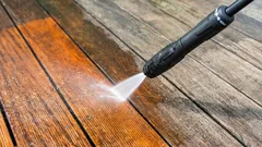 Jak obnovit zašedlou dřevěnou terasu bez zbytečné chemie: drobnost, která rozhodne o výdrži nátěru