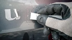 Jak odstranit lepidlo po samolepkách ze skla a plastu za minutu: rychlý domácí způsob