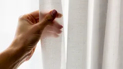 Jak proměnit staré závěsy v moderní dekor: 10 nápadů, jak oživit interiér bez výdajů