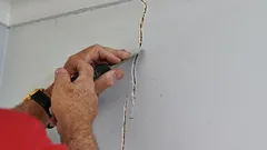 Praskliny ve zdech zmizí rychle a bez zbytečných nákladů – jednoduché kroky a praktická řešení